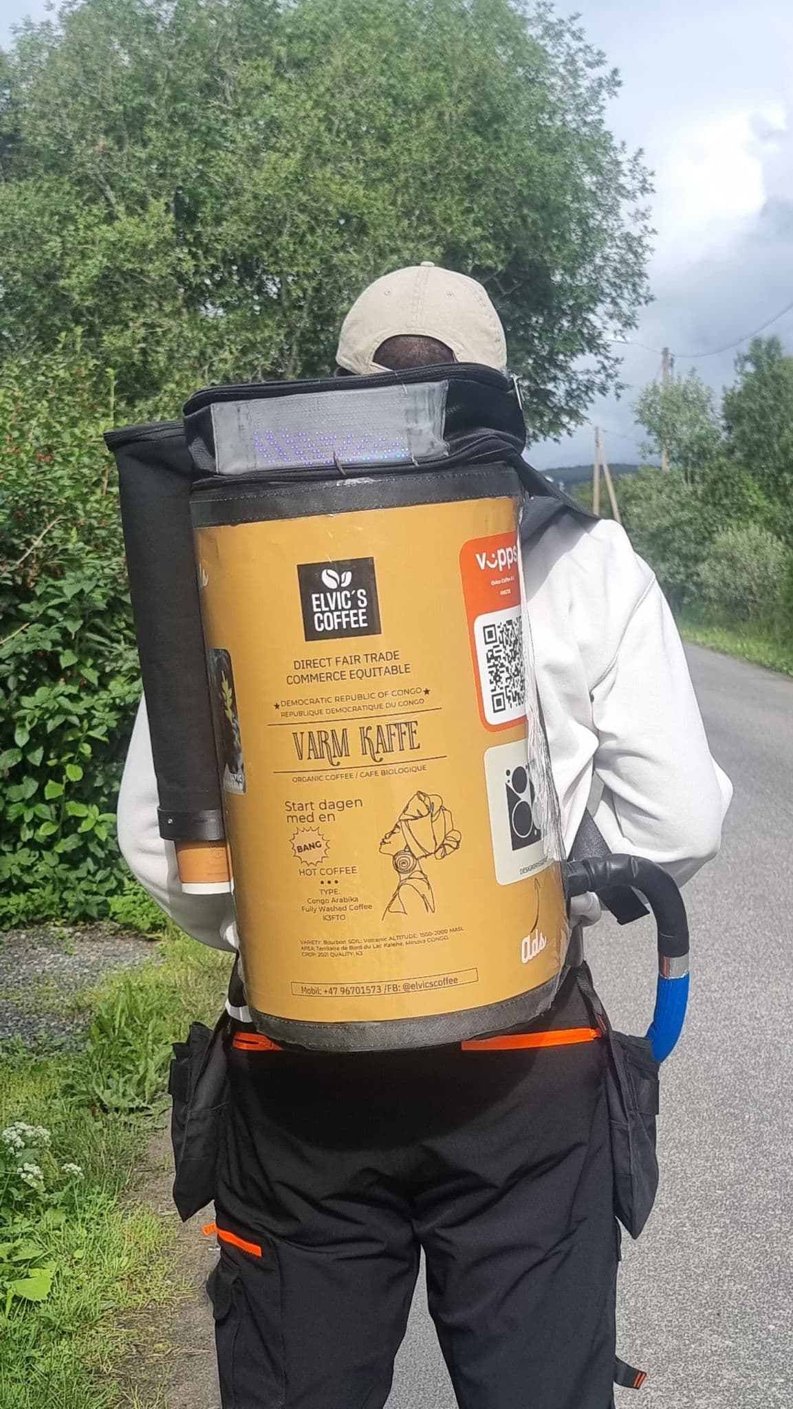 Kaffeselger med Elvic's Coffee-ryggsekk på vei