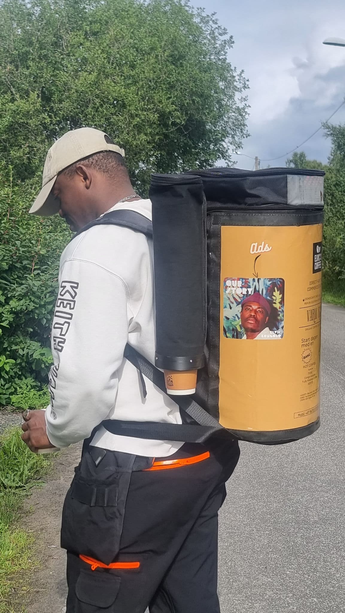 Mobil kaffeselger med kafferyggsekk og koppdispenser